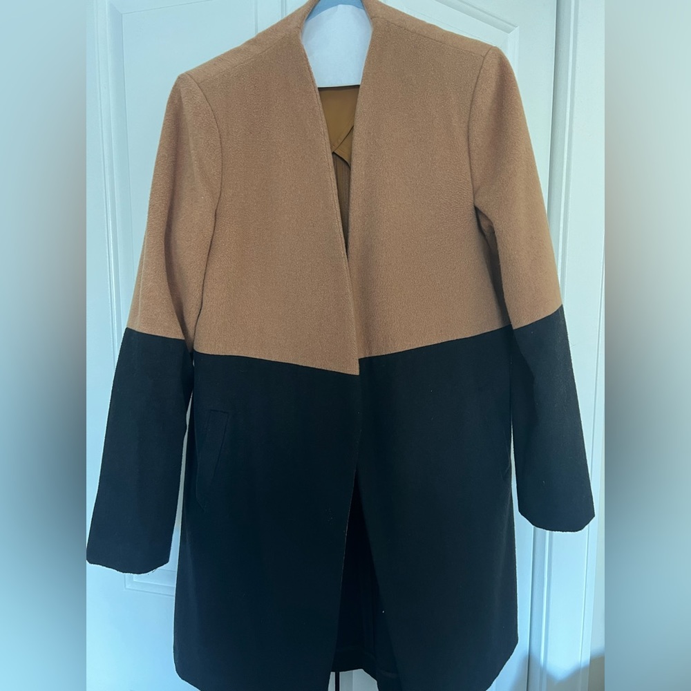 Mural women’s coat. EUC. Black and Tan